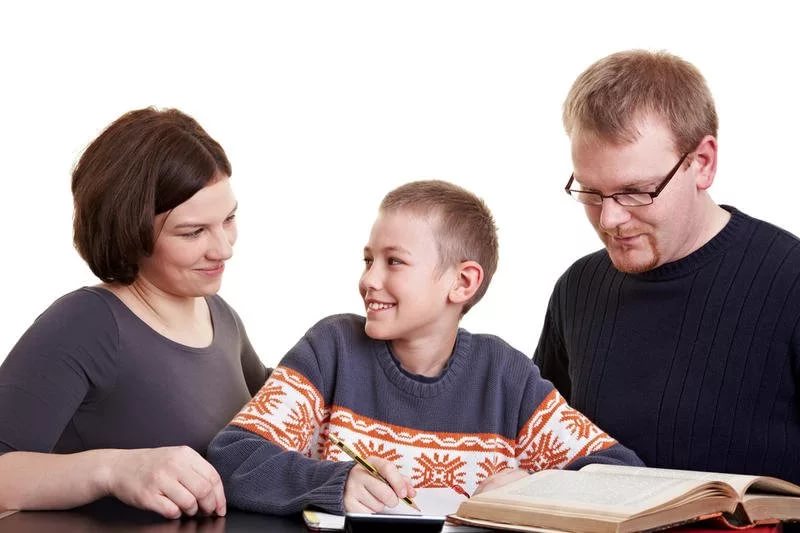 Нужно ли помогать ребенку с домашними заданиями: рекомендации для родителей
